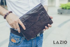 Điểm Mặt Những Quan Niệm Sai Lầm Khi Mua Ví Nam Cầm Tay